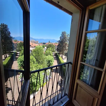 Guest house Isabella: Lakefront With Park View Balcony *