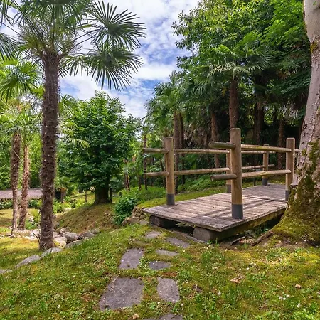 Isabella: Lakefront With Park View Balcony Guest house *