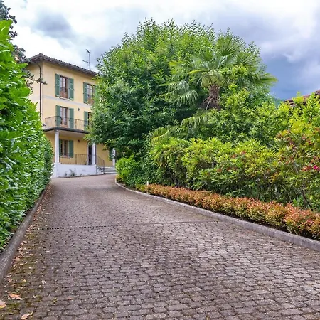 Guest house Isabella: Lakefront With Park View Balcony