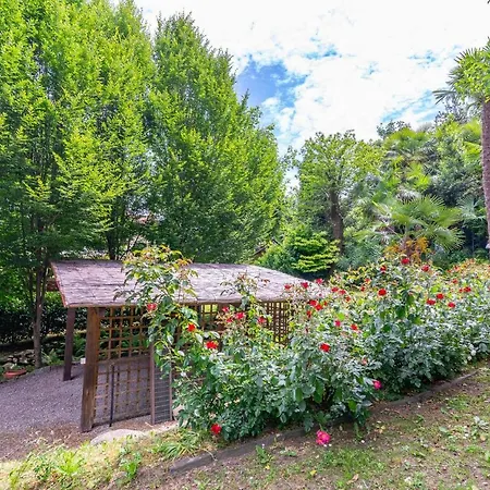 Isabella: Lakefront With Park View Balcony Guest house