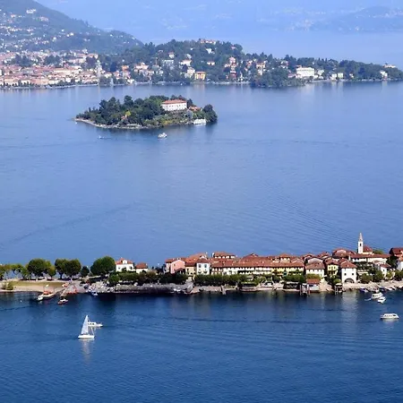 The Ortensia, Our With View, Spacious Park-facing Balcony And Private External Bathroom At The Isabella