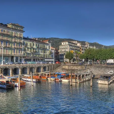 Isabella: Lakefront With Park View Balcony Guest house Stresa