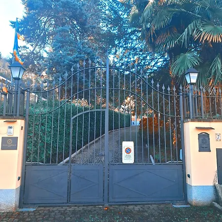Guest house Isabella: Lakefront With Park View Balcony Stresa