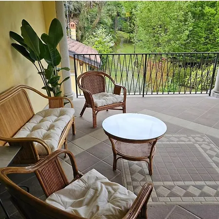 Isabella: Lakefront With Park View Balcony Guest house *