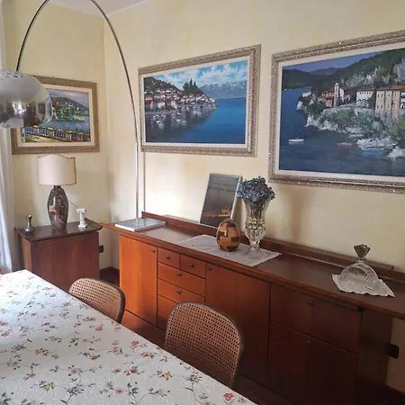 Guest house Isabella: Lakefront With Park View Balcony *